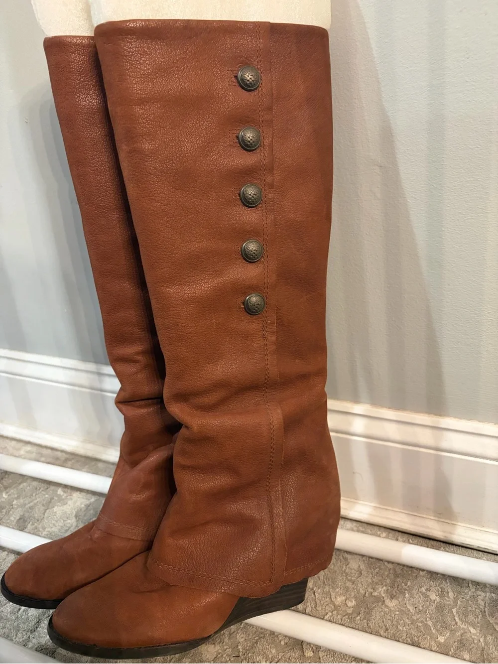 Vince Camuto Brown Almay Leather Boots with Button Detail size 8.5